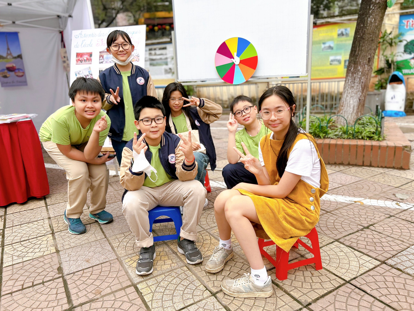 Hội “tiền bối” cũng có mặt từ sớm để hỗ trợ các bạn nhỏ Mầm non.