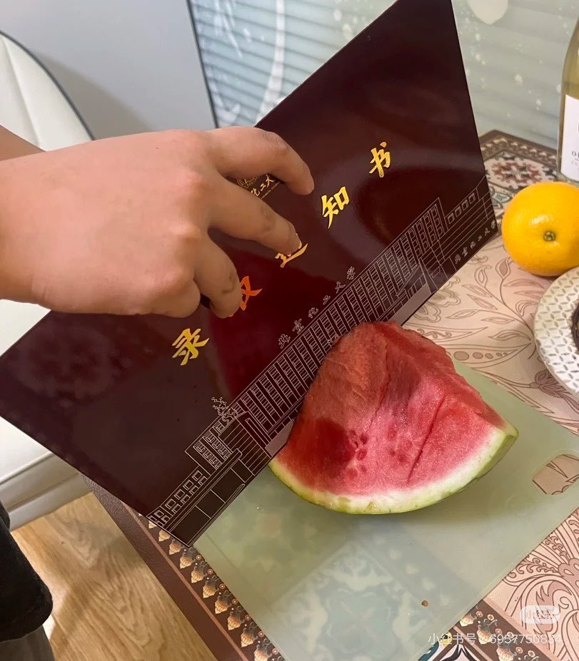 Chất liệu đặc biệt khiến giấy nhập học còn có thể cắt đôi cả dưa hấu. Nguồn: Xiaohongshu Chất liệu đặc biệt khiến giấy nhập học còn có thể cắt đôi cả dưa hấu. Nguồn: Xiaohongshu