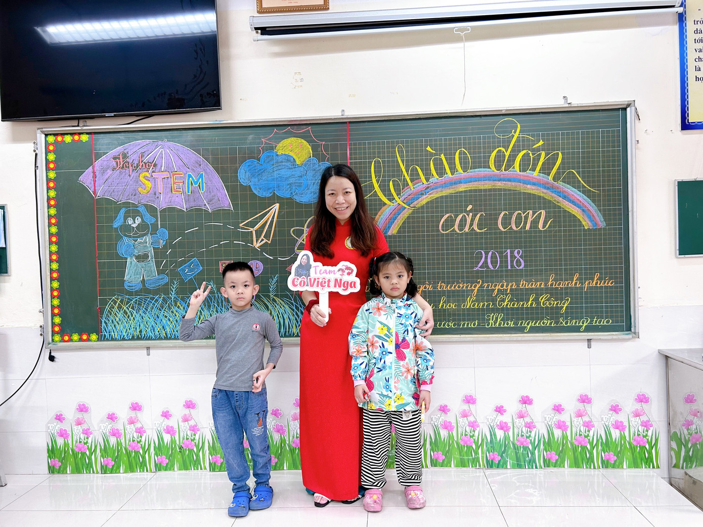 Cô giáo Việt Nga cùng các bạn “cún con”.