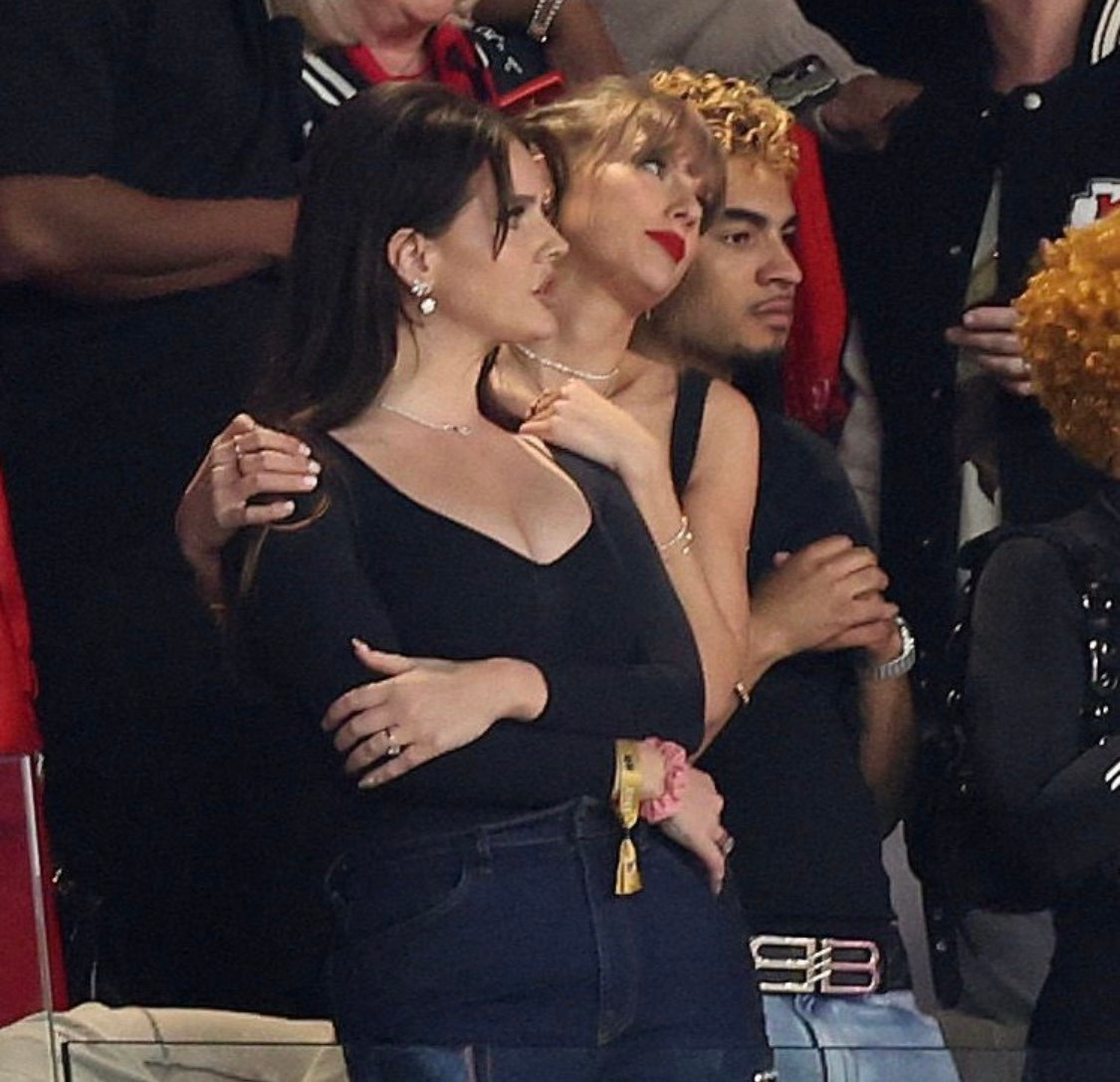 Lana Del Rey cũng đứng cạnh chung vui cùng Taylor Swift dù cô cổ vũ đội đối thủ. Lana Del Rey cũng đứng cạnh chung vui cùng Taylor Swift dù cô cổ vũ đội đối thủ.