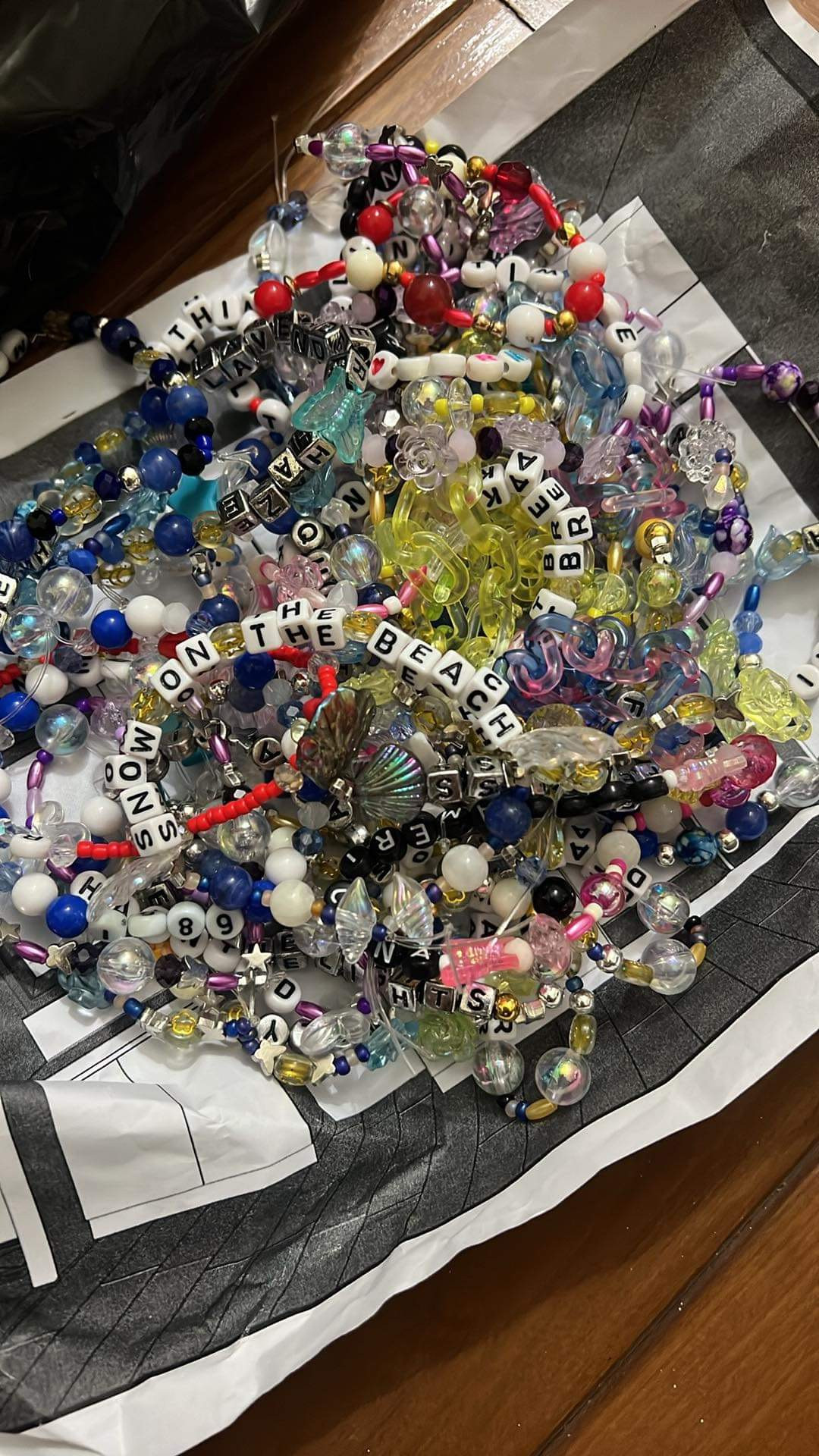 Đã tham dự The Eras Tour thì không thể thiếu vòng tay tình bạn... Đã tham dự The Eras Tour thì không thể thiếu vòng tay tình bạn...