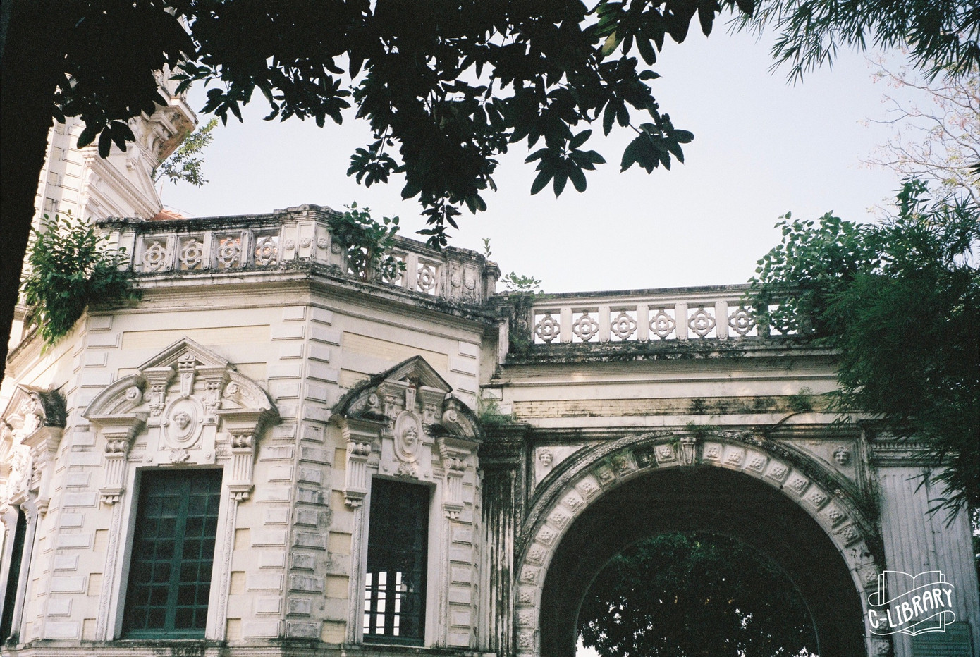 Tòa nhà Bát Giác được các teen trường Chu xem như là một nơi &quot;trú ẩn&quot; yên tĩnh để ôn bài hoặc nghỉ trưa. - Ảnh: Fanpage Nhà Bát Giác/Thư viện Chu Văn An