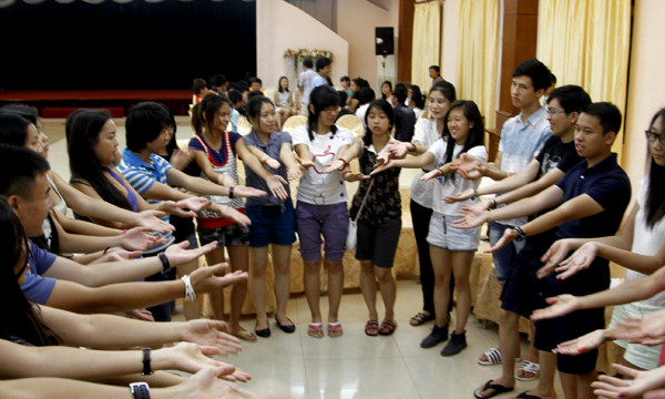 Tập luyện các động tác cho tiết mục nhảy phụ họa