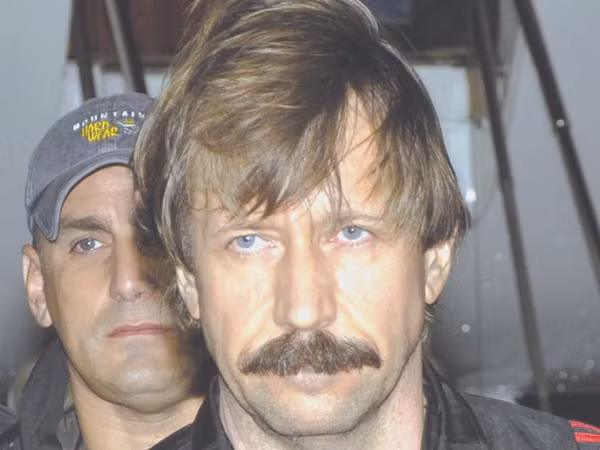 “Lái buôn thần chết” Viktor Bout bị dẫn độ từ Thái Lan sang Mỹ hồi tháng 11-2010 Ảnh: AP