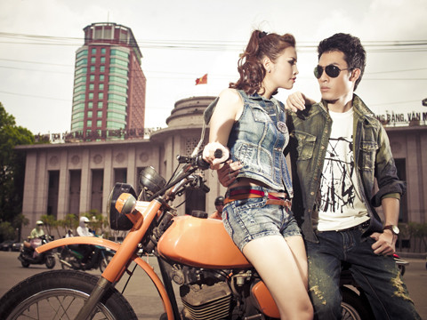 Khán giả sẽ được xem các người mẫu trình diễn các thiết kế jeans của Genviet trên nền nhạc dân tộc qua bàn tay của DJ Trí Minh