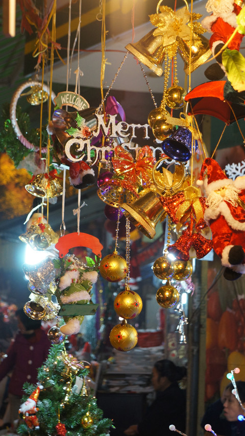 Có thể cận kề ngày lễ, mức tiêu dùng các dịch vụ cũng như các mặt hàng phục vụ cho ngày lễ sẽ tăng, nhưng hiện tại thị trường quà tặng Noel vẫn còn đìu hiu, sức mua còn rất thấp 