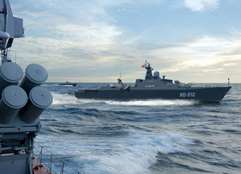 Tàu hộ vệ tên lửa lớp Gepard HQ-012 Lý Thái Tổ. Lớp Gepard có lượng giãn nước 2.100 tấn, dài hơn 100m, tàu có thể đi biển dài ngày và trang bị hệ thống điện tử - vũ khí hiện đại (nguồn: Báo QĐND)