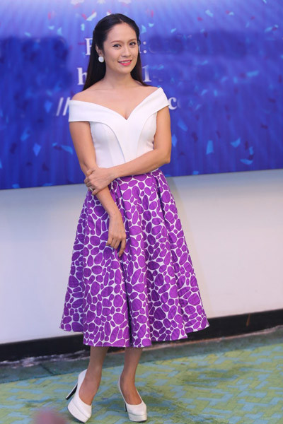 Sáng 6/1, Thanh Thúy tham dự buổi kỷ niệm 5 năm 'Cổng nhân đạo Quốc gia' tại Dinh Thống Nhất, TP HCM. Nữ diễn viên diện váy trễ nải vai trần, khoe vẻ gợi cảm tại sự kiện. 