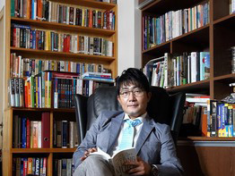 Kim Ki-hoon, thầy giáo dạy thêm kiếm 4 triệu USD mỗi năm. Ảnh: The WSJ. 