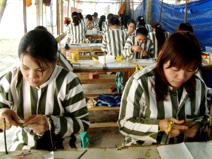 Phạm nhân nữ trong Trại giam đang tham gia lao động