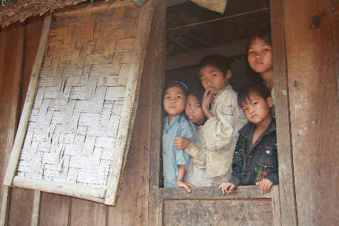 Trẻ em ở xóm "người rừng". Ảnh: Nông nghiệp Việt Nam. Trẻ em ở xóm