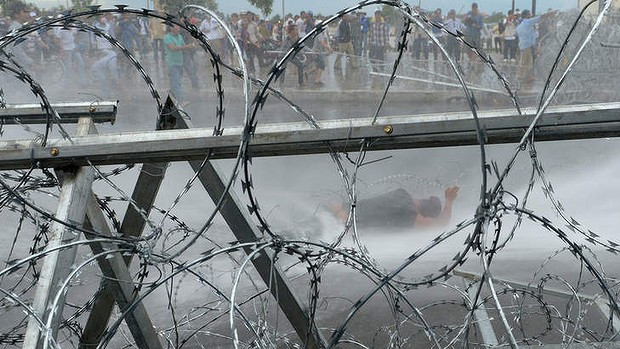 Hàng rào thép gai trước Cung điện Hoàng gia Campuchia 