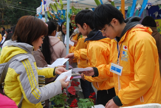 Hay phát các tài liệu, mảnh giấy nhớ về kinh nghiệm nội trợ, bảo vệ môi trường