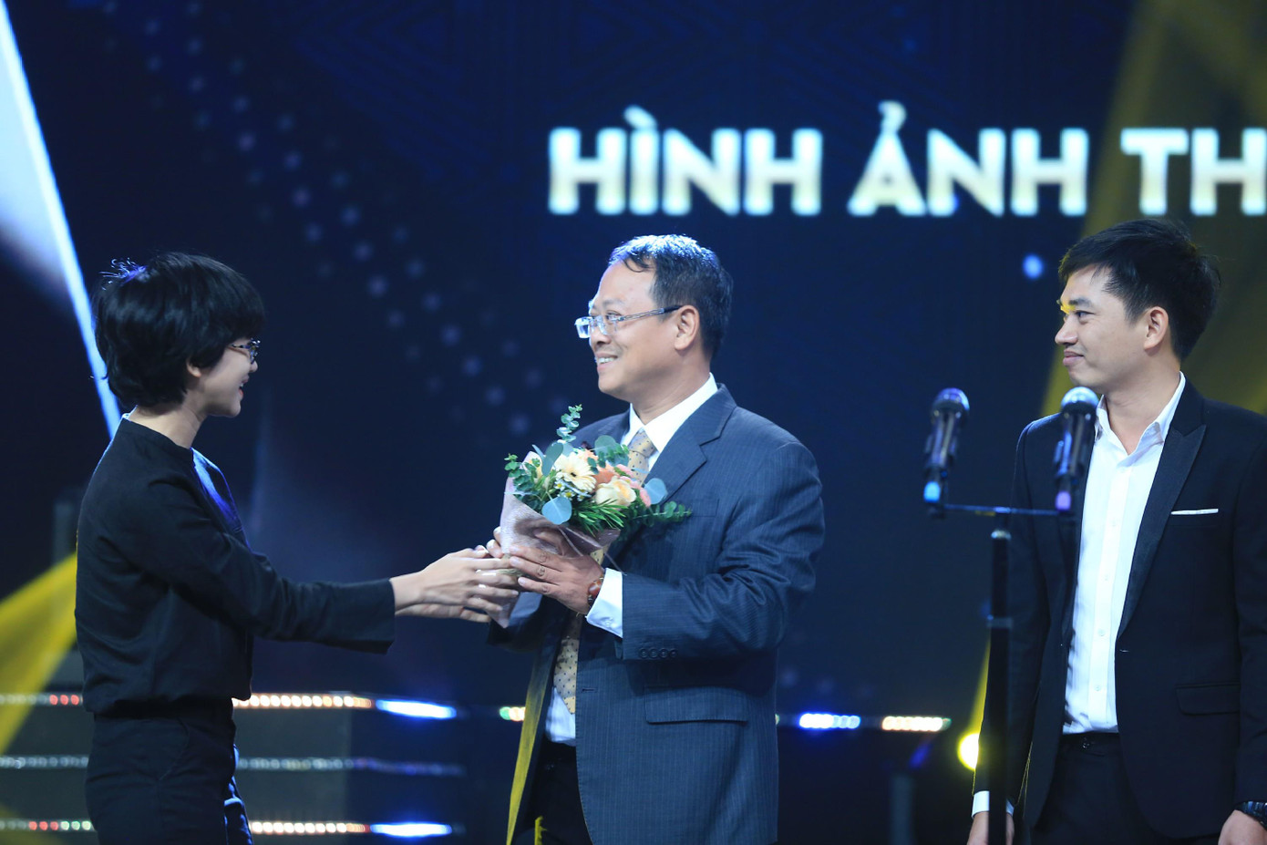 ‘Để Mị nói cho mà nghe’ phiên bản bố Sơn ‘Về nhà đi con’ và dàn nữ diễn viên hot ảnh 8