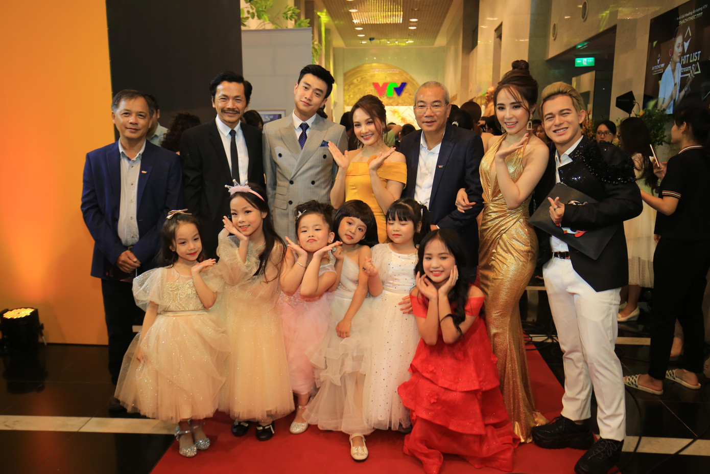 Dàn sao ‘Về nhà đi con’ đổ bộ thảm đỏ VTV Awards 2019 ảnh 6