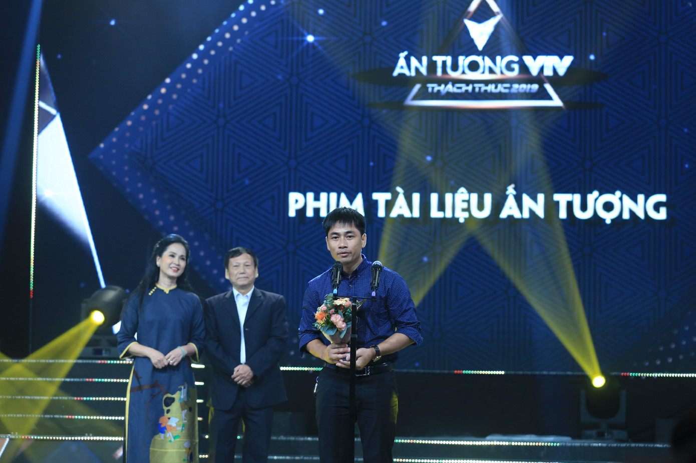 ‘Để Mị nói cho mà nghe’ phiên bản bố Sơn ‘Về nhà đi con’ và dàn nữ diễn viên hot ảnh 6