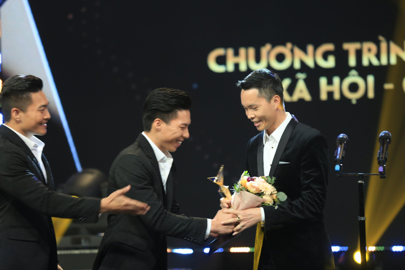 ‘Để Mị nói cho mà nghe’ phiên bản bố Sơn ‘Về nhà đi con’ và dàn nữ diễn viên hot ảnh 7