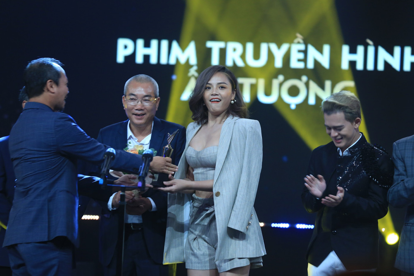 ‘Để Mị nói cho mà nghe’ phiên bản bố Sơn ‘Về nhà đi con’ và dàn nữ diễn viên hot ảnh 4