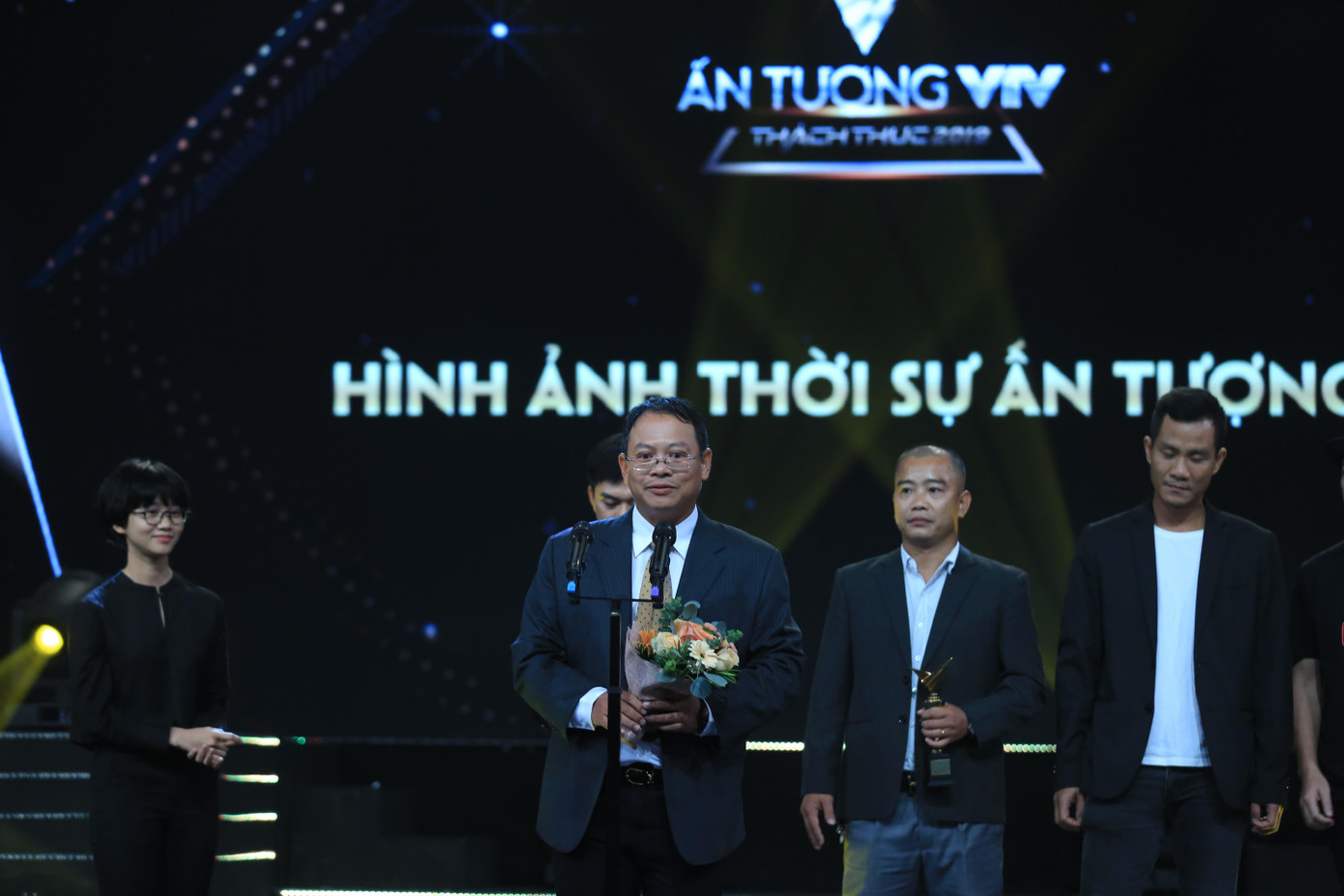Với ba cúp giải thưởng, 'Về nhà đi con' thắng đậm ở VTV Awards 2019 ảnh 5