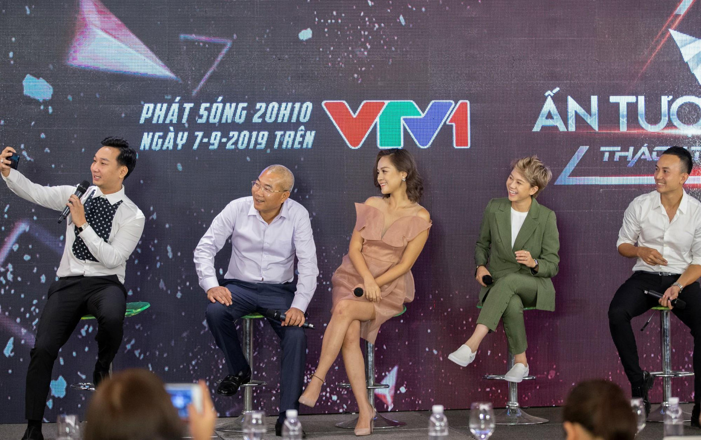 Với ba cúp giải thưởng, 'Về nhà đi con' thắng đậm ở VTV Awards 2019 ảnh 8