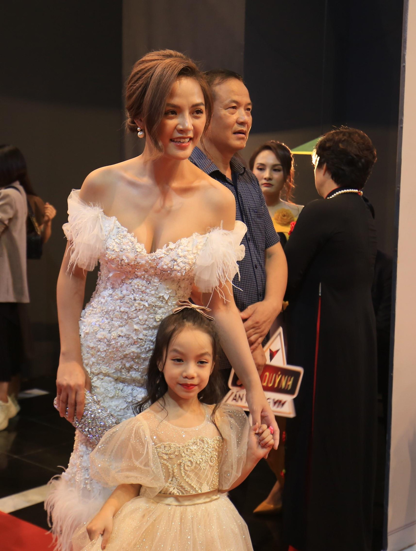 Dàn sao ‘Về nhà đi con’ đổ bộ thảm đỏ VTV Awards 2019 ảnh 9