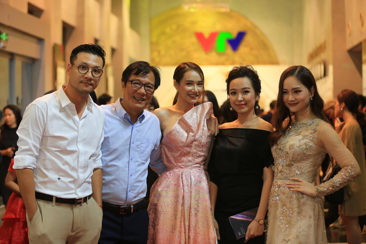 Dàn sao ‘Về nhà đi con’ đổ bộ thảm đỏ VTV Awards 2019 ảnh 13