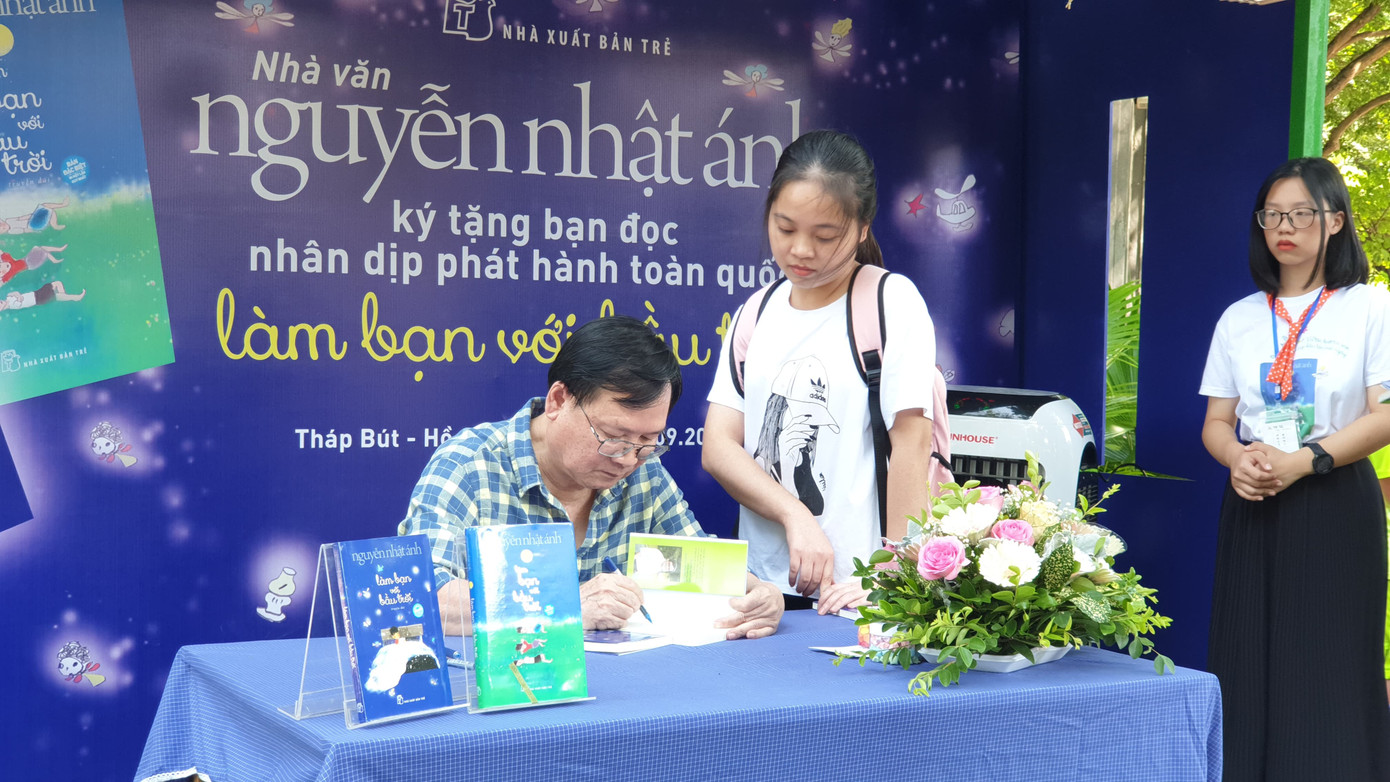 Giới trẻ xếp hàng dài 'chờ làm bạn' với Nguyễn Nhật Ánh ảnh 2