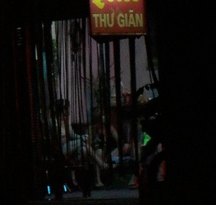 Nhiều nhân viên tẩm quất trá hình còn vào tận cơ sở tấm quất người mù để rủ rê khách mua dâm
