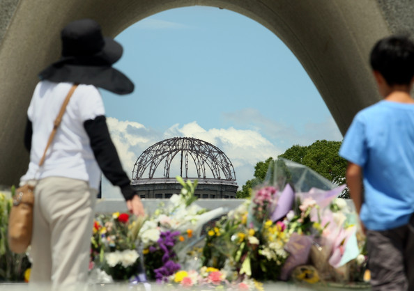 Người dân đặt vòng hoa tưởng niệm trước Đài tưởng Niệm Hòa Bình Hiroshima ngày 6-8. Người dân đặt vòng hoa tưởng niệm trước Đài tưởng Niệm Hòa Bình Hiroshima ngày 6-8