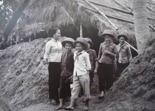 Cô giáo dẫn học trò ra khỏi lớp sau khi tan trường