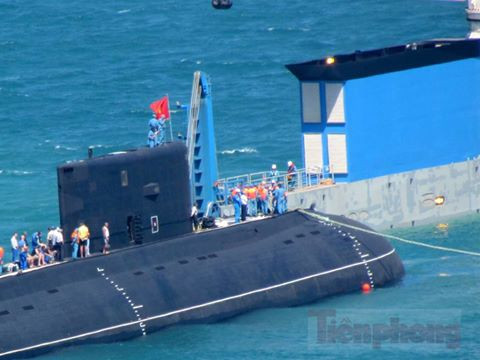 Quốc kỳ tung bay trên tàu ngầm HQ-184 Hải Phòng ảnh 12