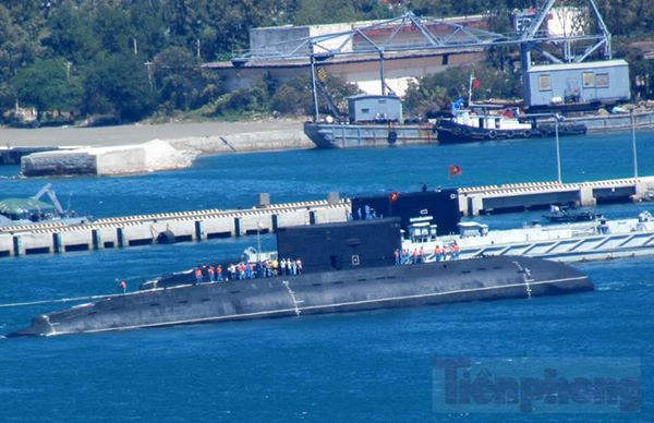 Quốc kỳ tung bay trên tàu ngầm HQ-184 Hải Phòng ảnh 16