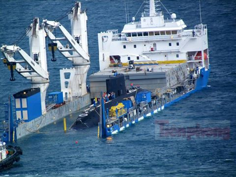 Quốc kỳ tung bay trên tàu ngầm HQ-184 Hải Phòng ảnh 10