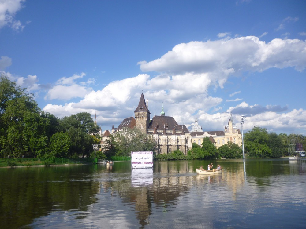 Khung cảnh tuyệt đẹp, phía xa xa là thành cổ Vajdahuyad