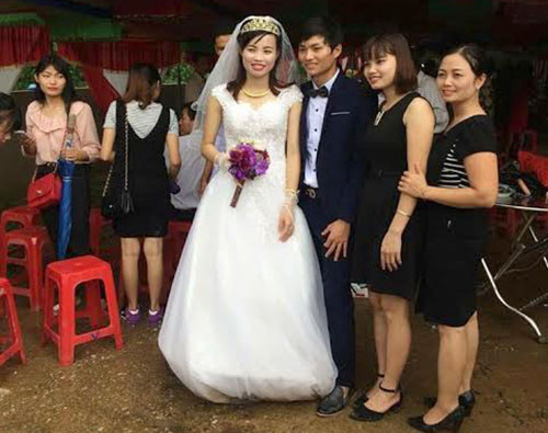 Hà Tĩnh lũ lớn, chú rể rước dâu bằng thuyền ảnh 1