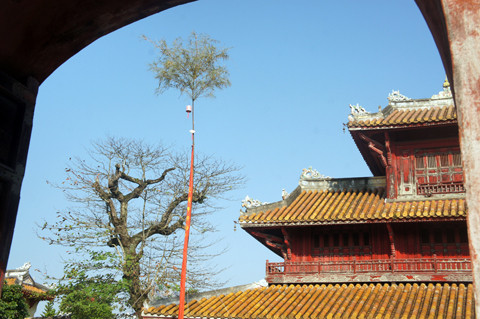 Cây nêu đã dựng trước Hiển Lâm Các