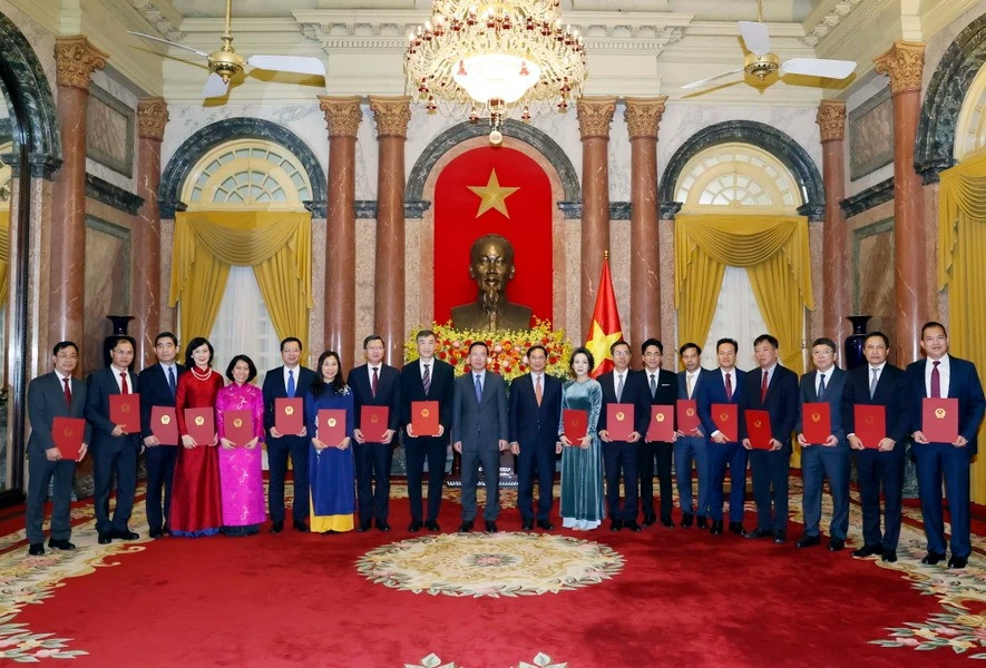 Chủ tịch nước Võ Văn Thưởng trao quyết định bổ nhiệm 18 đại sứ nhiệm kỳ 2024-2027. (Ảnh: Thống Nhất/TTXVN) Chủ tịch nước Võ Văn Thưởng trao quyết định bổ nhiệm 18 đại sứ nhiệm kỳ 2024-2027. (Ảnh: Thống Nhất/TTXVN)