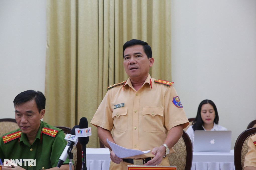 Thượng tá Đoàn Văn Quới - Phó Trưởng phòng Cảnh sát giao thông (PC08) thông tin tại hội nghị (Ảnh: Hoàng Hướng). Thượng tá Đoàn Văn Quới - Phó Trưởng phòng Cảnh sát giao thông (PC08) thông tin tại hội nghị (Ảnh: Hoàng Hướng).