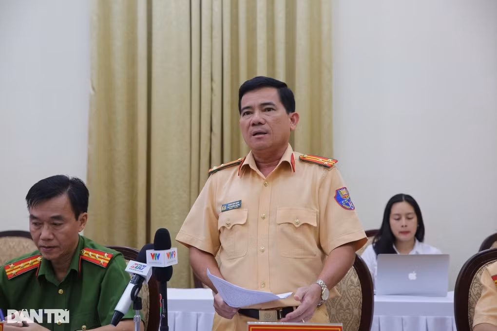 Thượng tá Đoàn Văn Quới - Phó Trưởng phòng Cảnh sát giao thông (PC08) thông tin tại hội nghị (Ảnh: Hoàng Hướng).