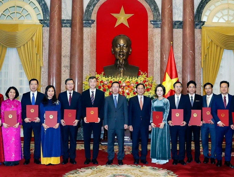 Chủ tịch nước Võ Văn Thưởng trao quyết định bổ nhiệm cho các đại sứ. (Ảnh: Thống Nhất/TTXVN) Chủ tịch nước Võ Văn Thưởng trao quyết định bổ nhiệm cho các đại sứ. (Ảnh: Thống Nhất/TTXVN)