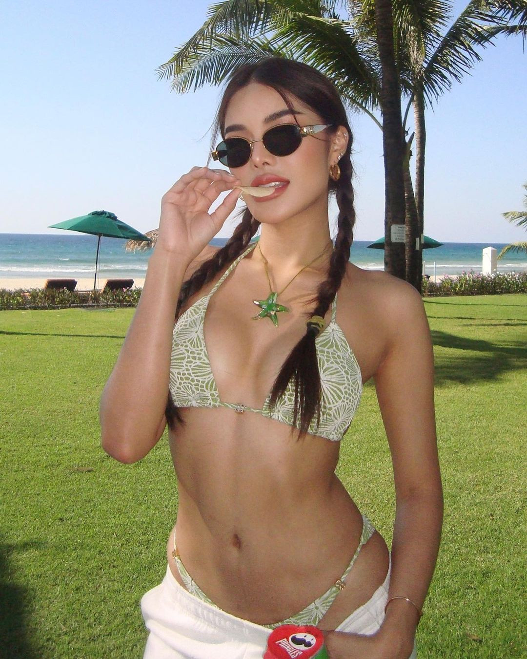Thaweeporn Phingchamrat diện nhiều trang phục bikini khác nhau để khoe hình thể quyến rũ trong chuyến đi.