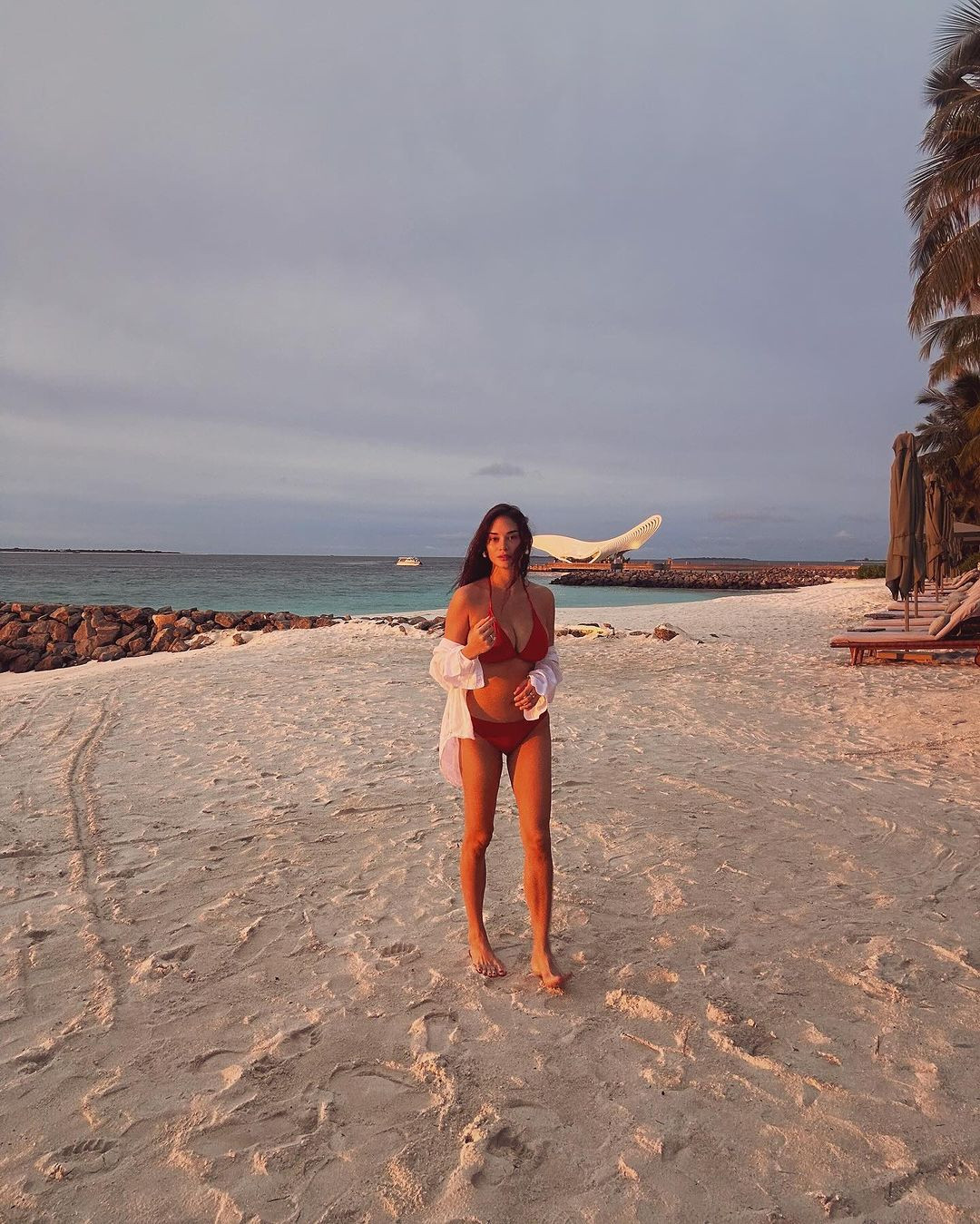 Người đẹp Philippines diện bikini màu đỏ, khoe khoảnh khắc hạnh phúc bên chồng trên biển. Cặp đôi tổ chức hôn lễ bí mật ở đảo quốc Seychelles hồi tháng 5.