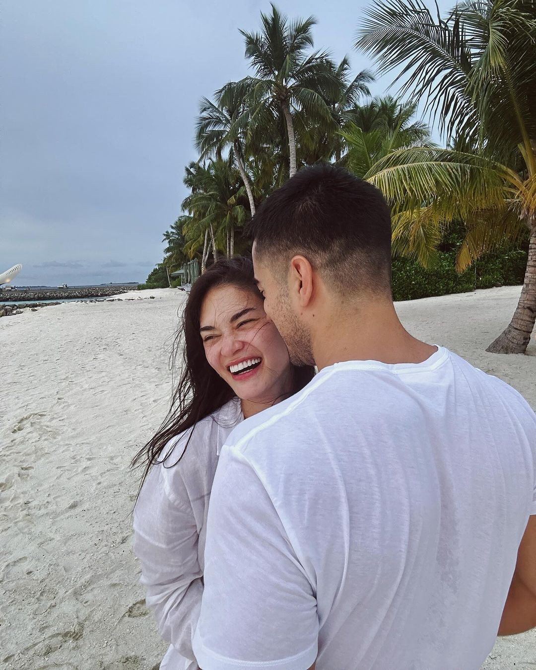 Hoa hậu Hoàn vũ 2015 Pia Wurtzbach và chồng - doanh nhân Jeremy Jauncey đi nghỉ dưỡng ở Maldives nhân dịp năm mới.