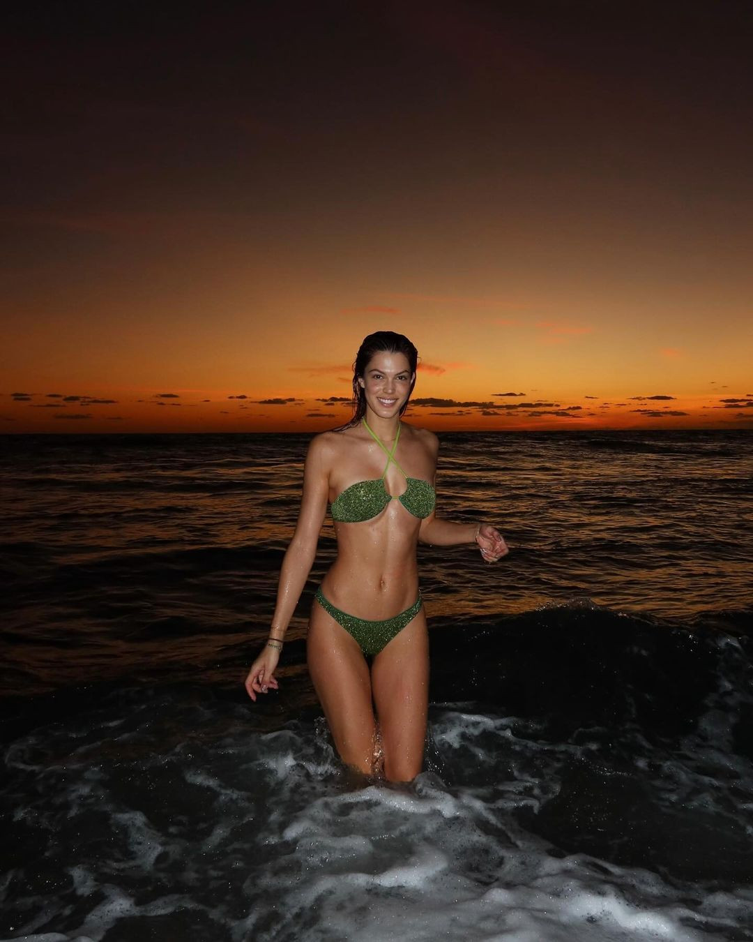 Hoa hậu Hoàn vũ 2016 Iris Mittenaere và bạn thân diện bikini quyến rũ trong chuyến nghỉ dưỡng đầu năm mới ở đảo Bali, Indonesia. Sau nhiều năm đăng quang, người đẹp Pháp vẫn có hình thể thon gọn.