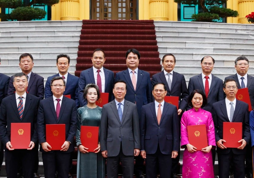 Chủ tịch nước Võ Văn Thưởng với các đại sứ, trưởng cơ quan đại diện Việt Nam tại nước ngoài. (Ảnh: Thống Nhất/TTXVN) Chủ tịch nước Võ Văn Thưởng với các đại sứ, trưởng cơ quan đại diện Việt Nam tại nước ngoài. (Ảnh: Thống Nhất/TTXVN)