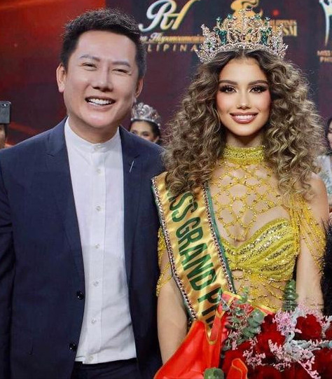 Ông Nawat và người đẹp Nikki De Moura - đại diện Philippines tại Miss Grand International 2023 tổ chức ở Việt Nam.