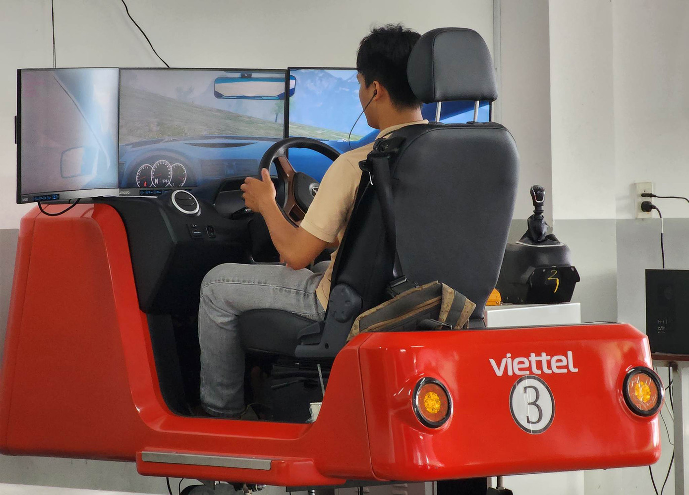 Nhiều thí sinh bị đánh rớt sát hạch ô tô vì nội dung thi thiếu thực tế. Ảnh: Lê Trọng.