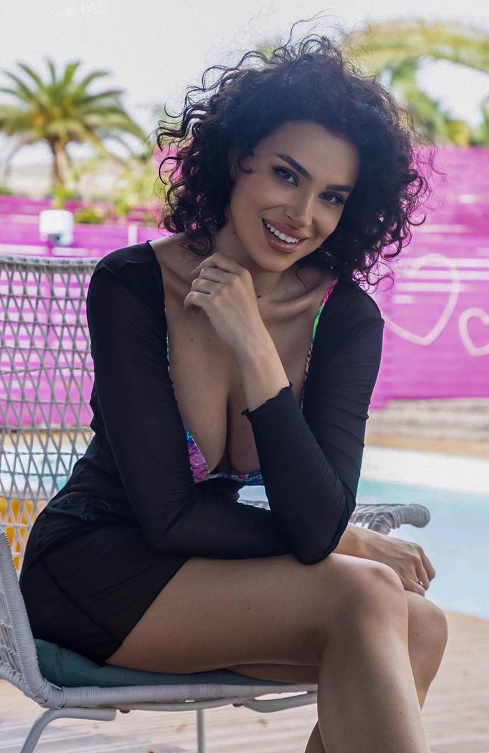 Ada từng đại diện Romania tham dự Hoa hậu Du lịch Thế giới 2018 và Hoa hậu Du lịch Quốc tế 2018. Người đẹp sau đó giành danh hiệu Á hậu 3 tại Hoa hậu Hoàn vũ Romania 2021.