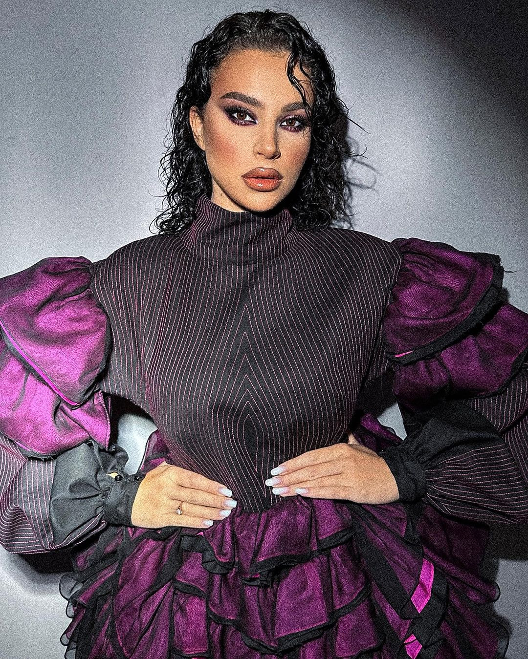 Cô cũng có bằng về nghiên cứu an ninh và đam mê lĩnh vực ngoại giao.