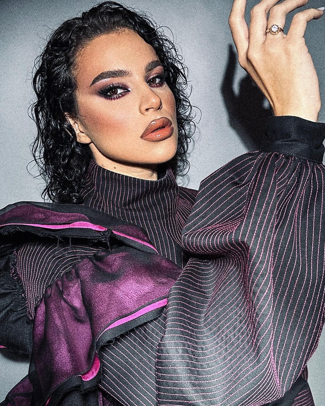 Cô cũng có bằng về nghiên cứu an ninh và đam mê lĩnh vực ngoại giao.